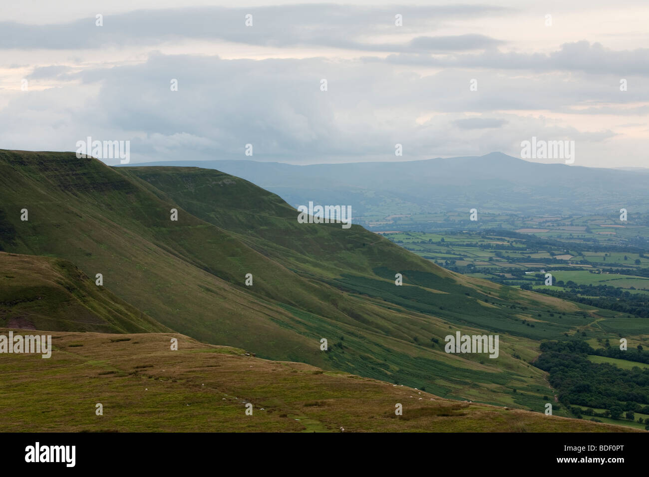 Vista desde el Señor a través de la perilla en Hereford a Pluma y ventilador, Brecon Beacons, Reino Unido Foto de stock