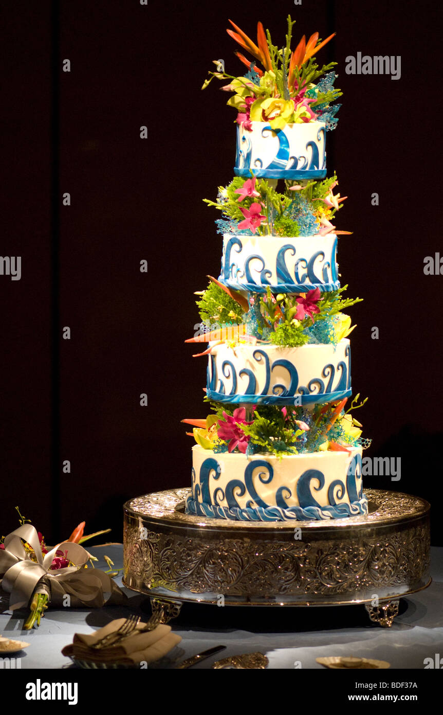 Un pastel de bodas muy alto con coloridos adornos extravagantes. Foto de stock