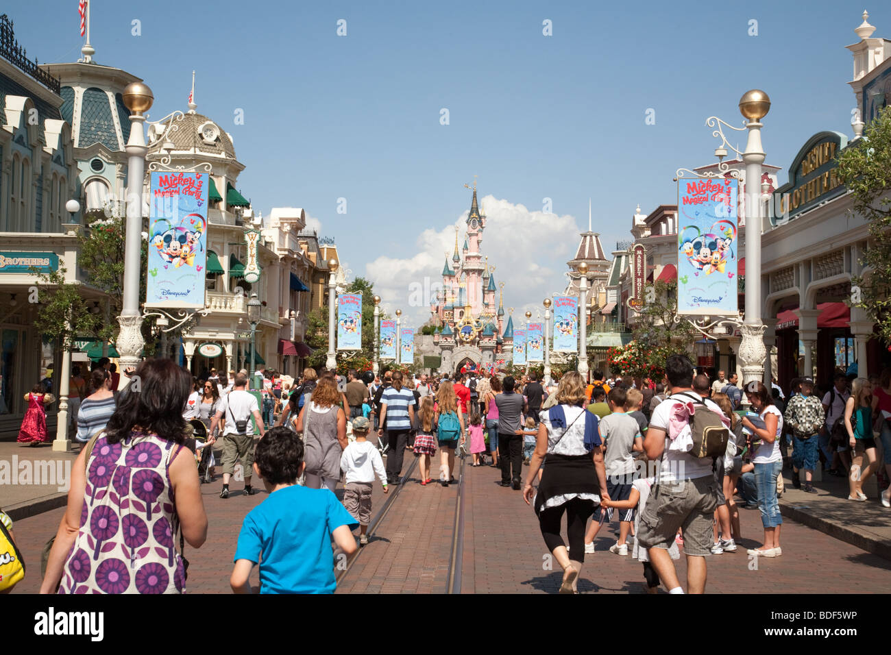 La gente en la calle Main Street, en Disneyland París, Francia, Europa Foto de stock