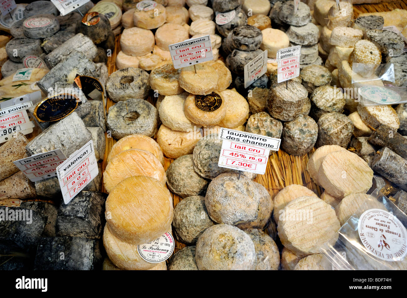 París, Francia, Compras de alimentos, Diferente variedad de 'quesos
