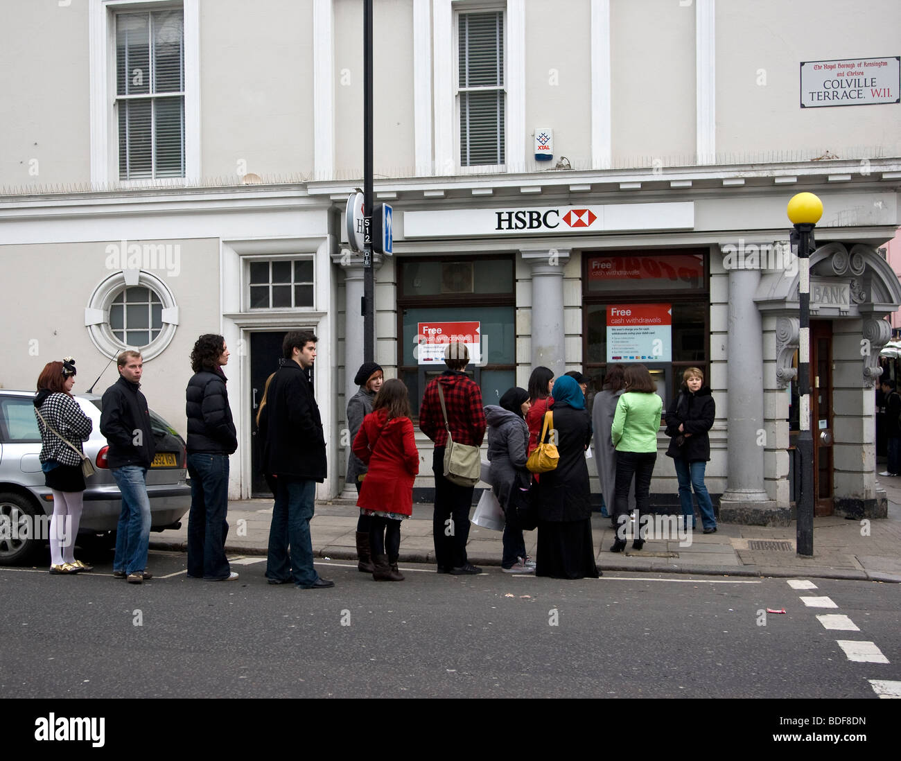 Cola larga fila de gente en un cajero de HSBC en el Portobello Road Market  Fotografía de stock - Alamy