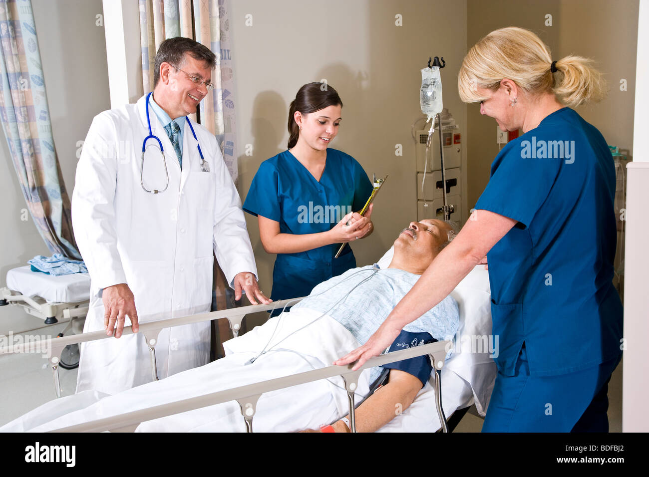 Médico y enfermeras en el hospital con un paciente en la sala de ...