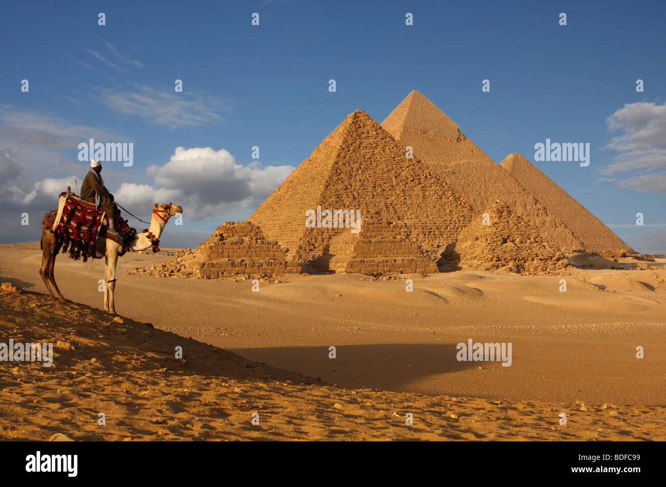 Las pirámides de Giza, en las horas de la tarde la luz Foto de stock