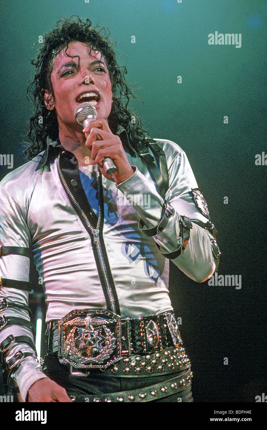 michael-jackson-cantante-pop-estadounidense-en-1988-bdfh4e.jpg