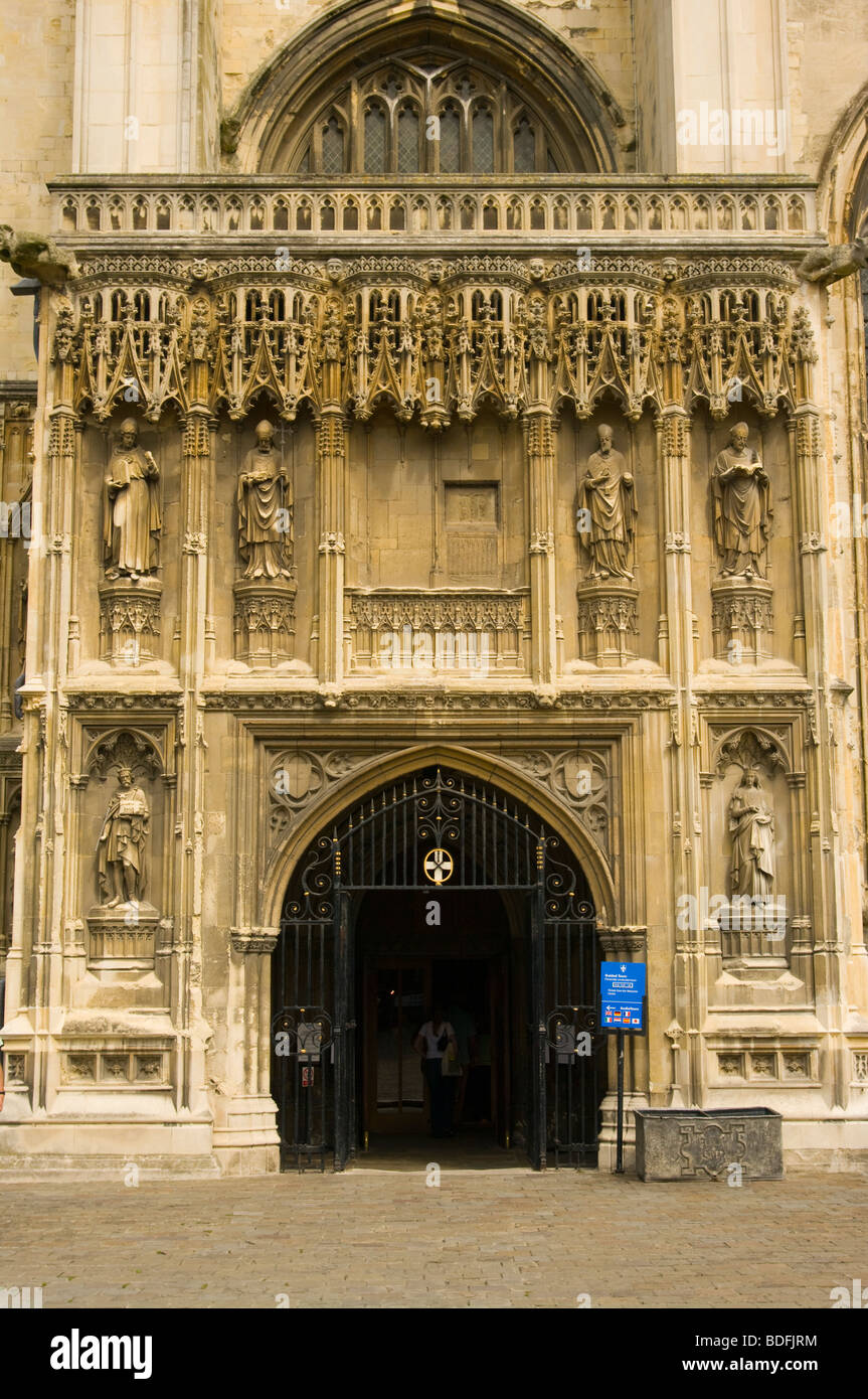 Entrada principal y alrededores ornamentación en piedra de la Catedral de Canterbury Kent England Foto de stock