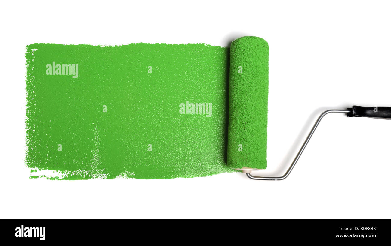 Rodillo de pintura dejando el trazo de pintura verde sobre un fondo blanco. Foto de stock