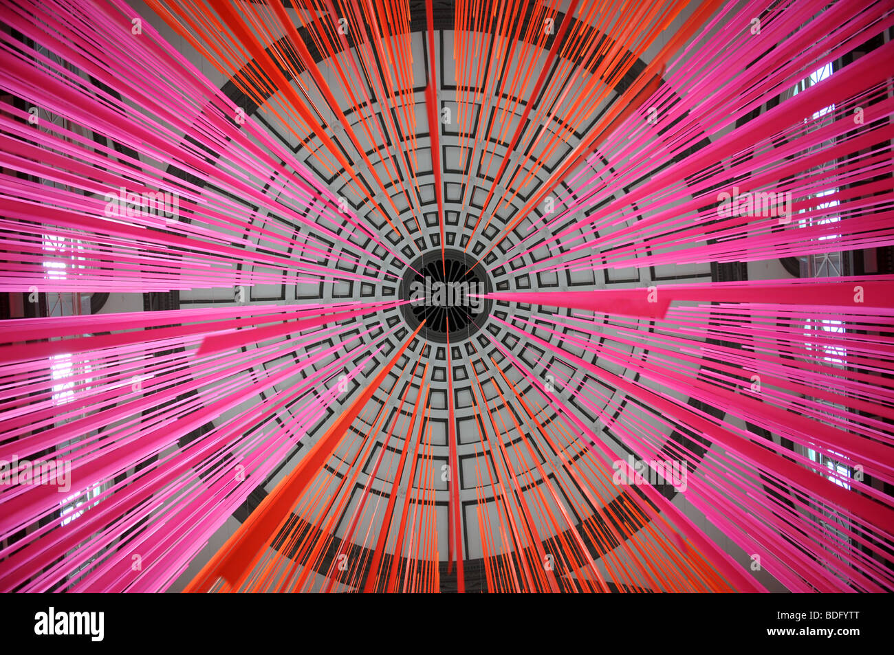 Estructura de techo arquitectónicas abstractas con líneas naranja y rosa Foto de stock