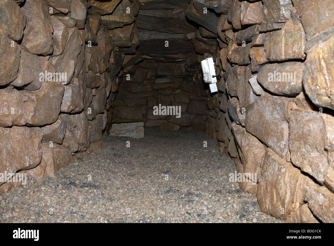 Secreto de la cámara lateral piedra utilizada para ocultar una cámara con  en finnis subterráneo conocido localmente como aglutinantes cove Fotografía  de stock - Alamy