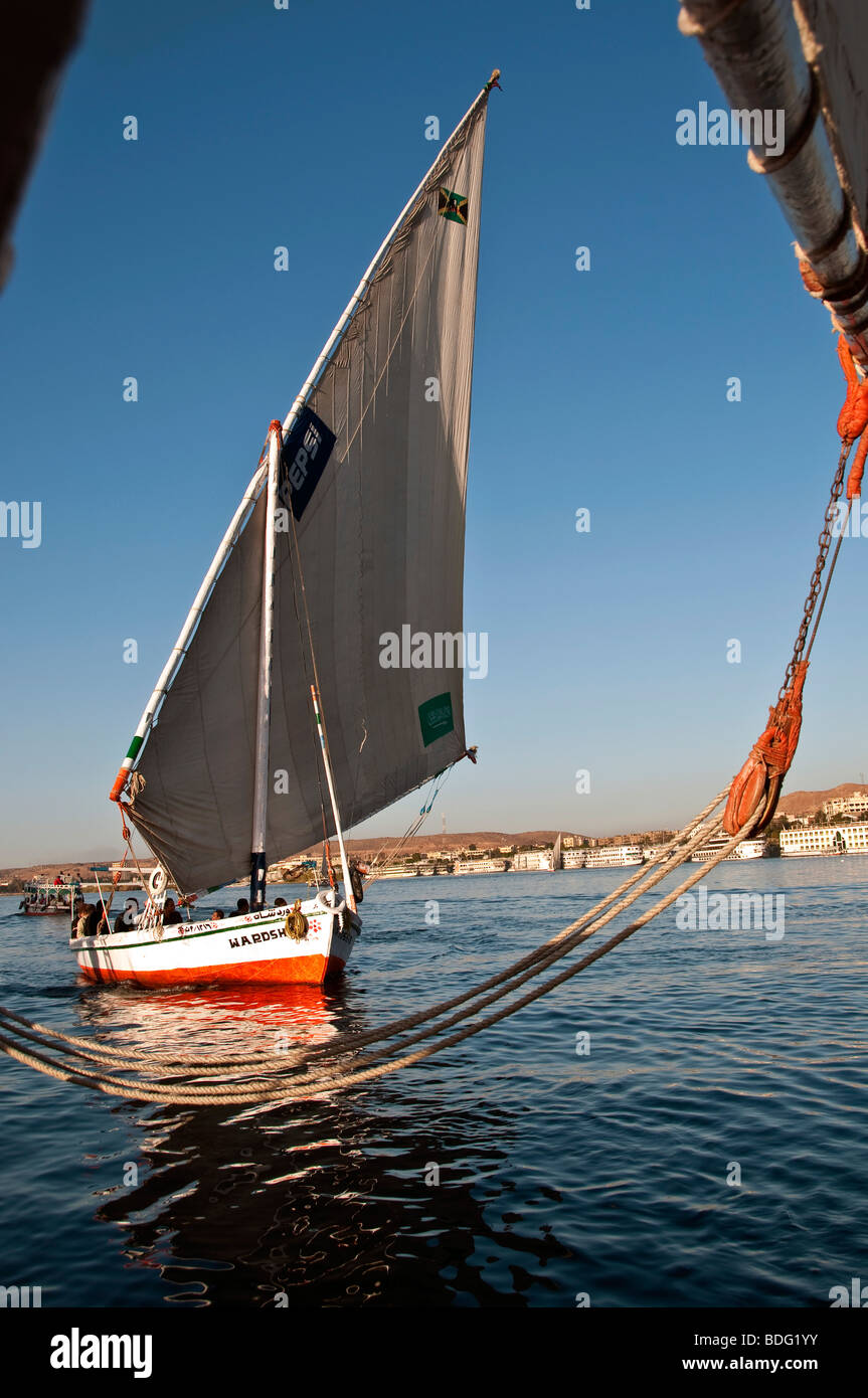 Felucca tradicional velero de madera vertical sobre el río Nilo Asuán  Egipto vela latina perfil bodegón retrato Fotografía de stock - Alamy