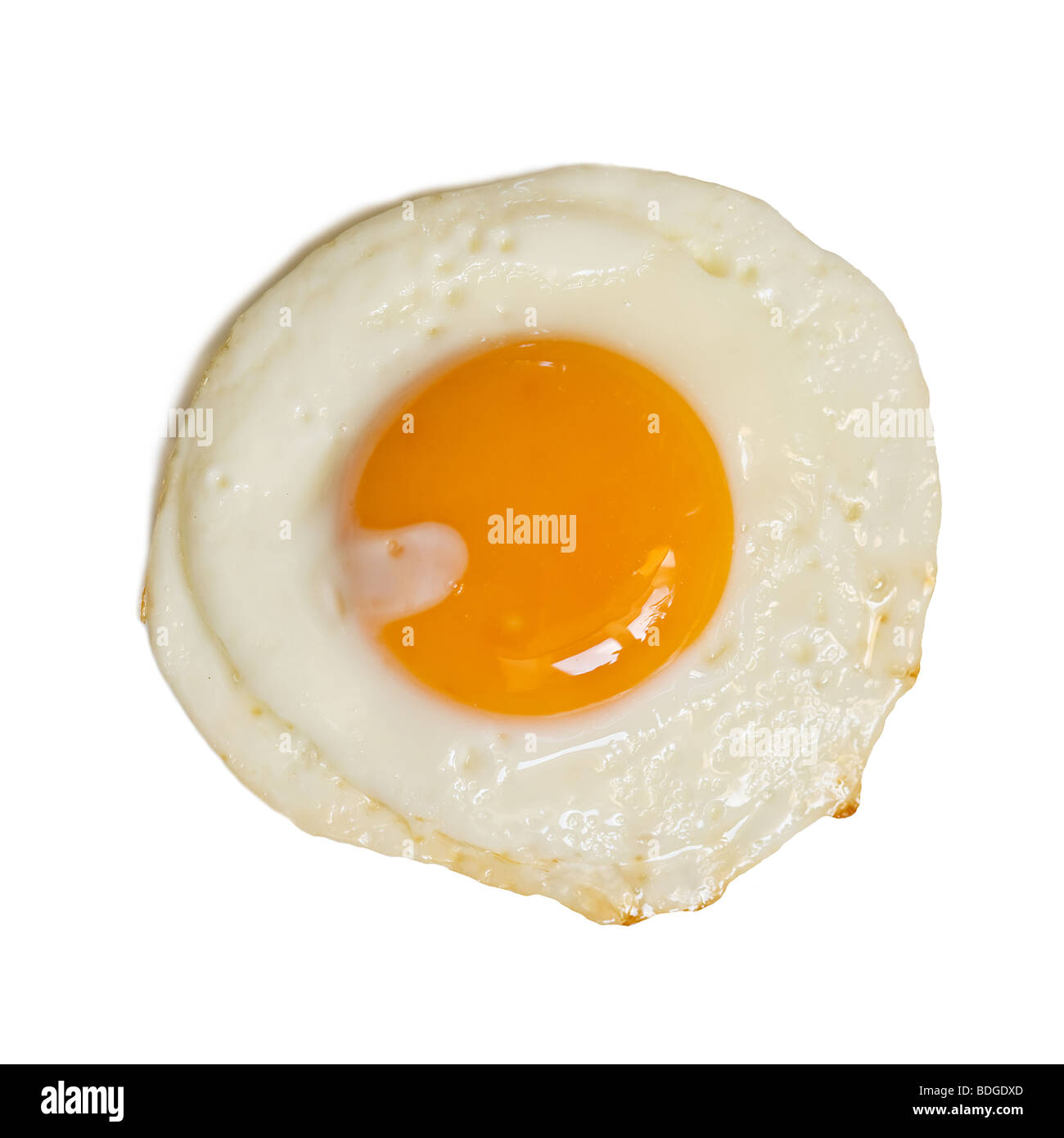 Huevo frito aislado en blanco Foto de stock
