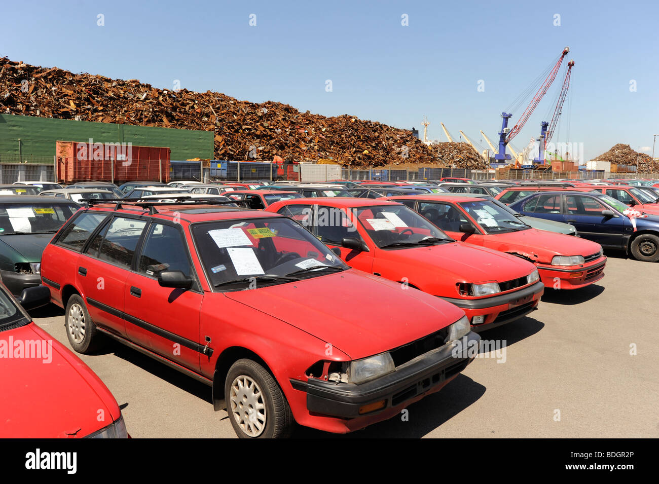 Alemania Hamburgo , utiliza los coches viejos esperan exportar a África Cotonou Benin en el muelle en el puerto de Hamburgo Foto de stock
