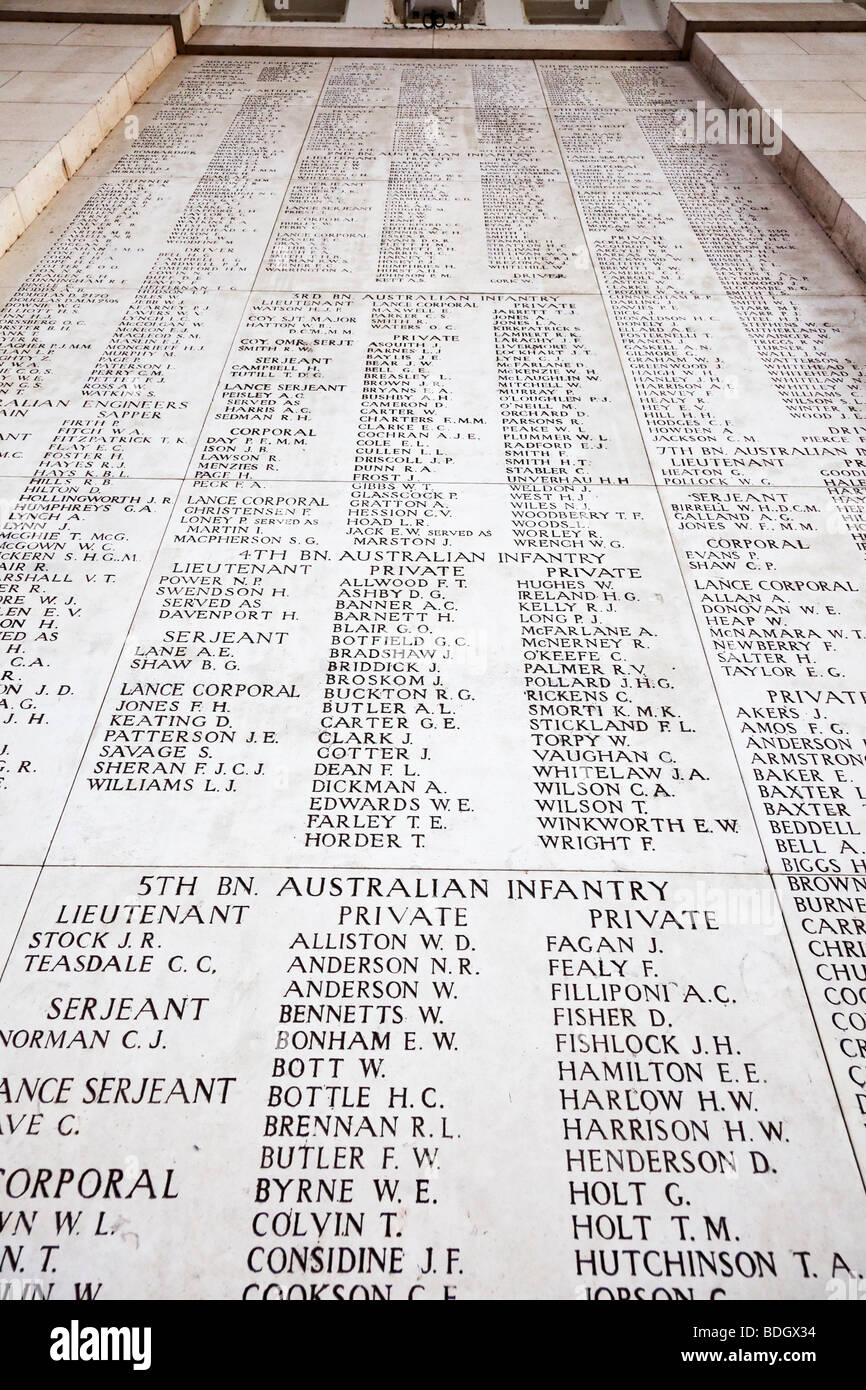 Paredes con nombres de soldados desaparecidos en el Menin Gate WW1 memorial en Ypres, Bélgica, Europa Foto de stock