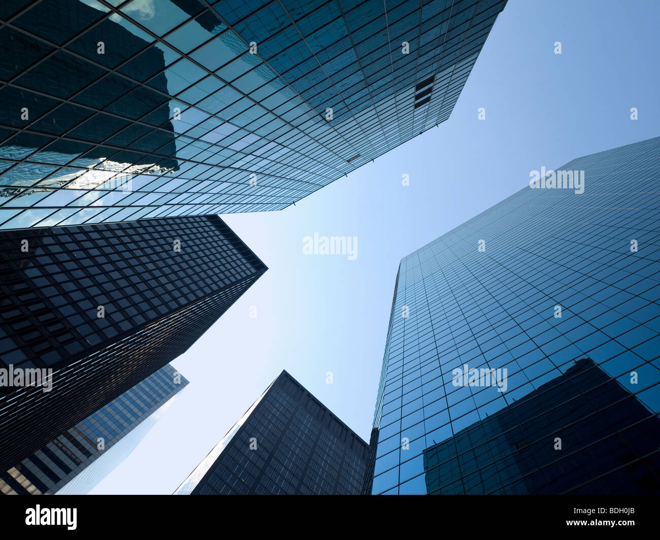 Alta modernos rascacielos sobre un fondo de cielo azul. Foto de stock