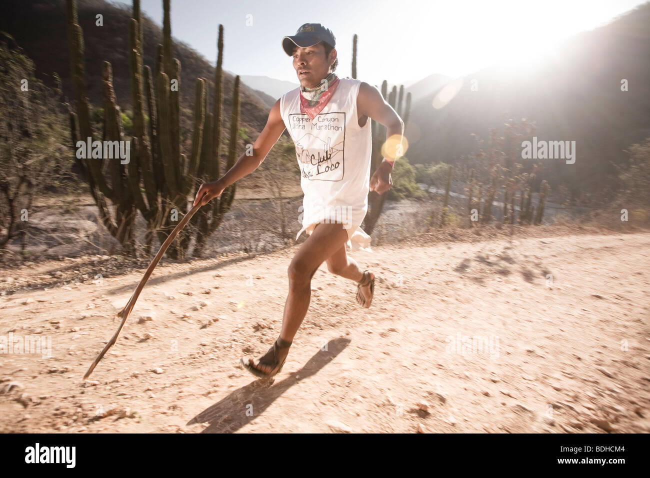 Un Corredor Tarahumara Corriendo Con Un Palo Como Un Polo Durante Un Ultra Maraton En Urique Chihuahua Mexico Fotografia De Stock Alamy Un Corredor Tarahumara Corriendo Con Un Palo Como Un Polo Durante Un Ultra Maraton En Urique Chihuahua Mexico Fotografia De Stock Alamy