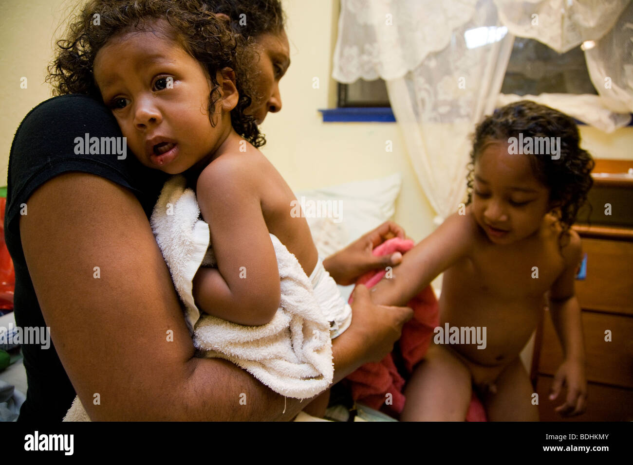 Selena Pina, una madre de cuatro niños sin hogar, obtiene sus niños vestidos para ir a la escuela a la familia promete Center en Sacramento, CA. Foto de stock