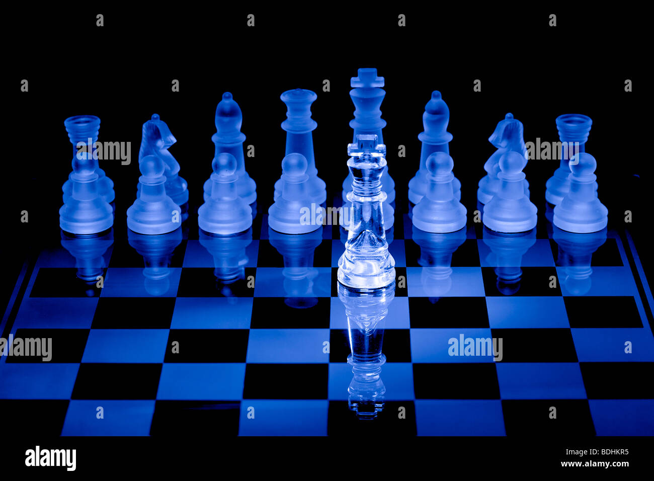 Piezas de ajedrez: 32 piezas de marfil rojo y blanco sin placa., número  completo de piezas de un juego de ajedrez. 16 Cortar trozos de marfil que  se han hecho con un