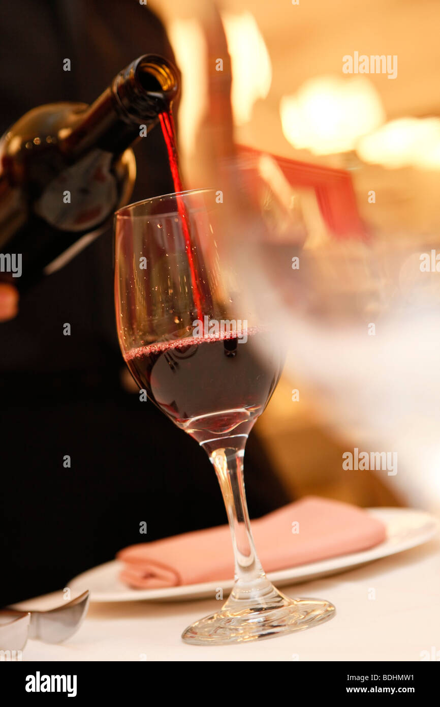 Se vierte el vino tinto en Shimla Pinks discoteca. Foto de stock