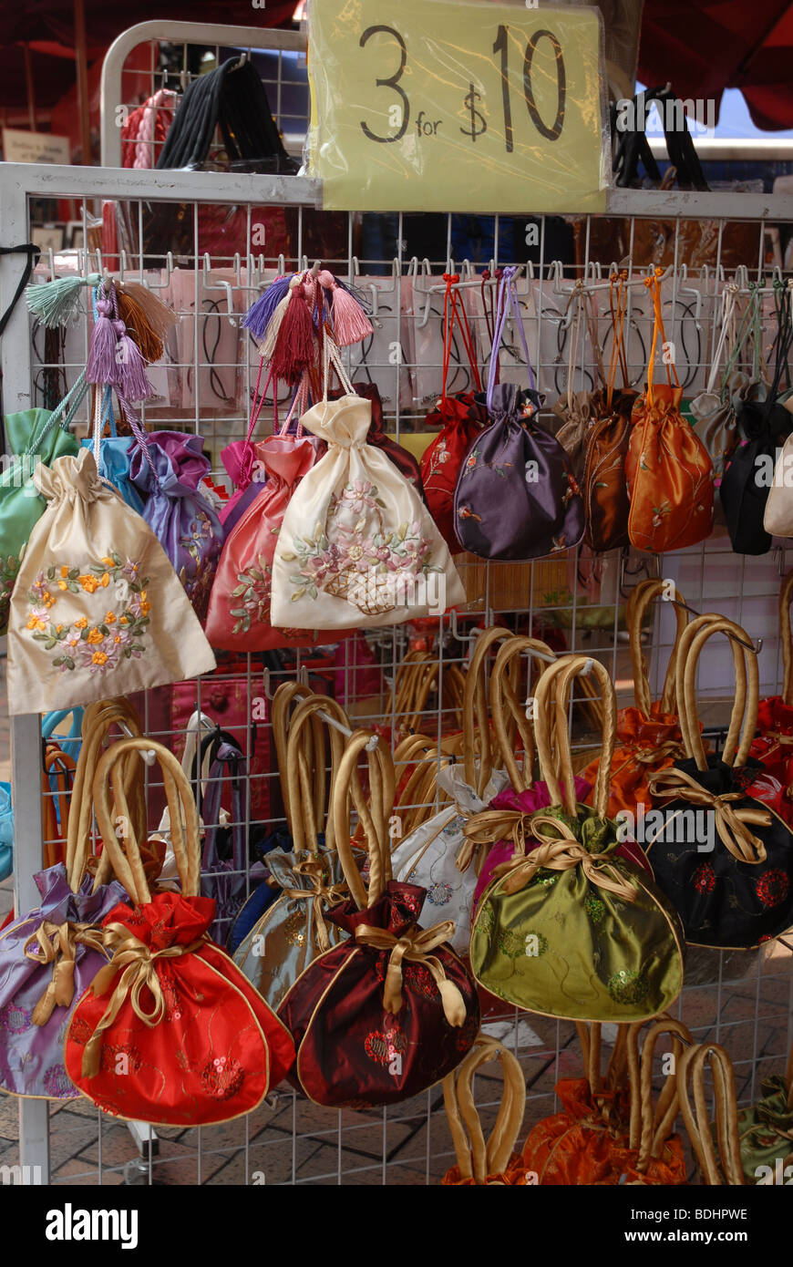 Bolsas chinas en la pantalla fuera de tienda de souvenir en Chinatown,  Singapur Fotografía de stock - Alamy
