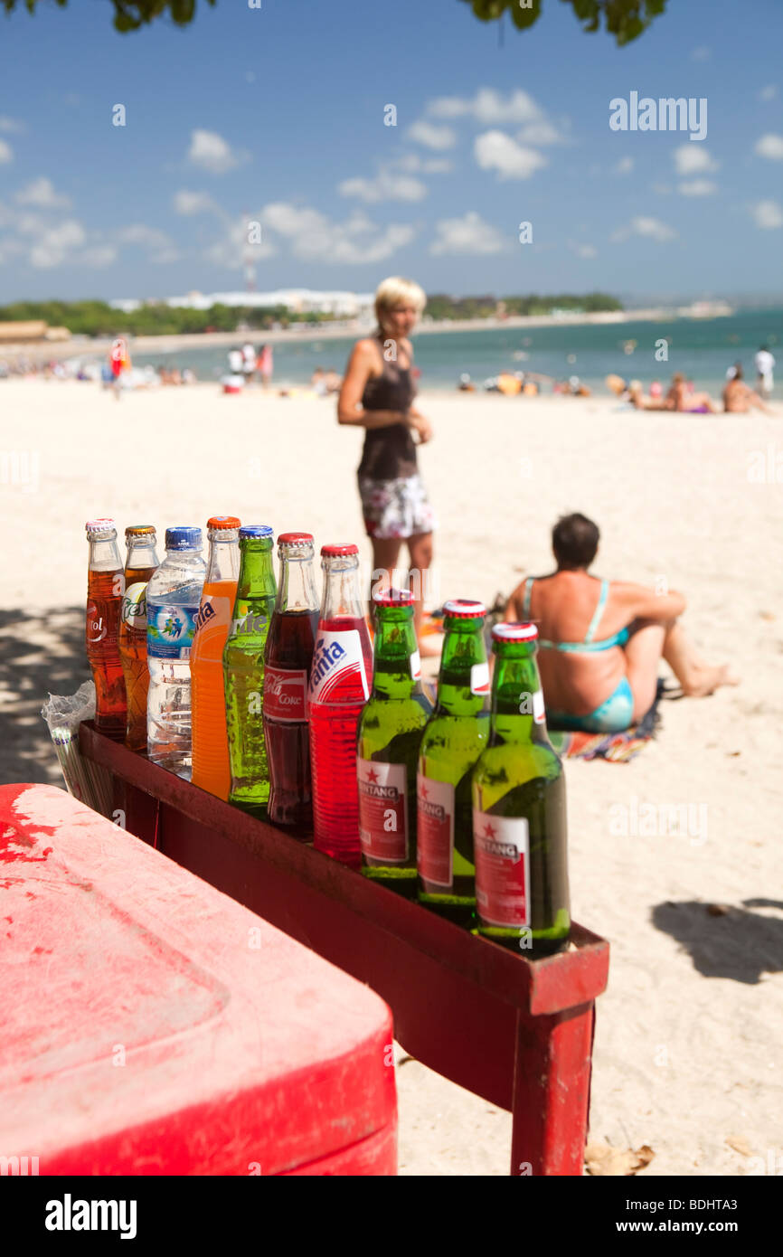 Indonesia, Bali, Kuta Beach, vendedores bebidas frías en la caja de refrigeración Foto de stock