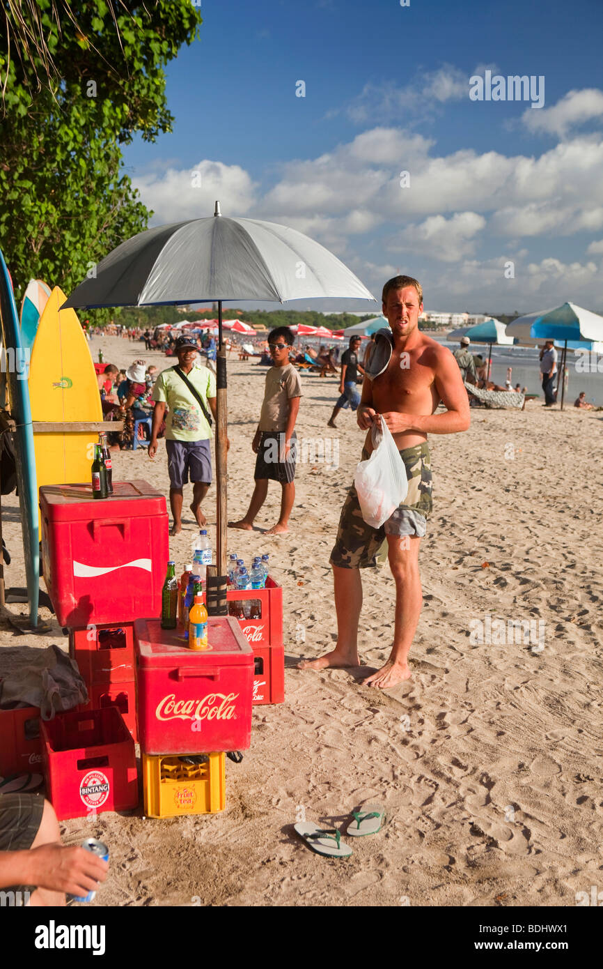 Indonesia, Bali, Kuta, playa, al turista, a los vendedores de bebidas frías cool box Foto de stock