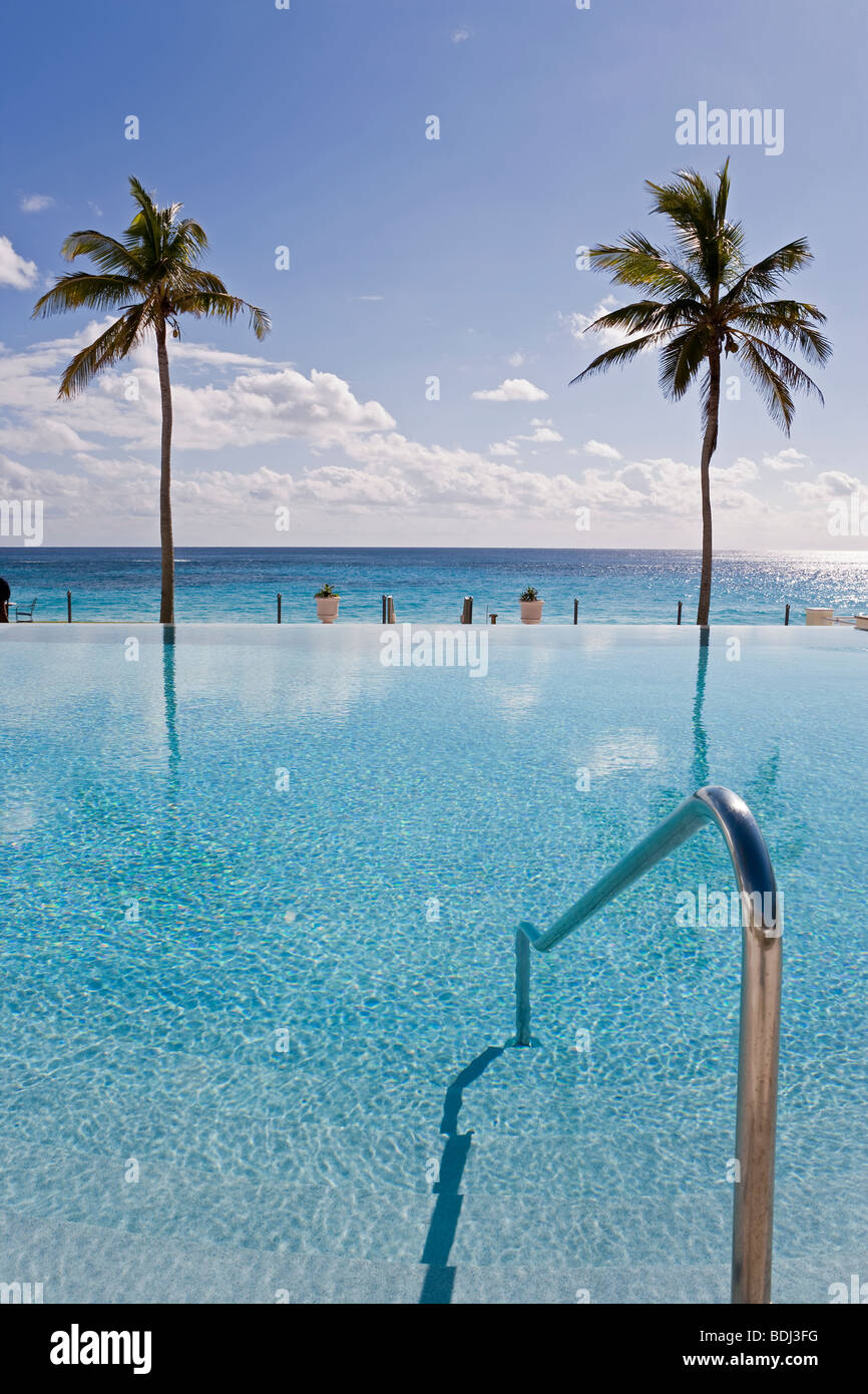 Las Bermudas, Océano Atlántico, playas de la costa sur, piscina infinity Foto de stock