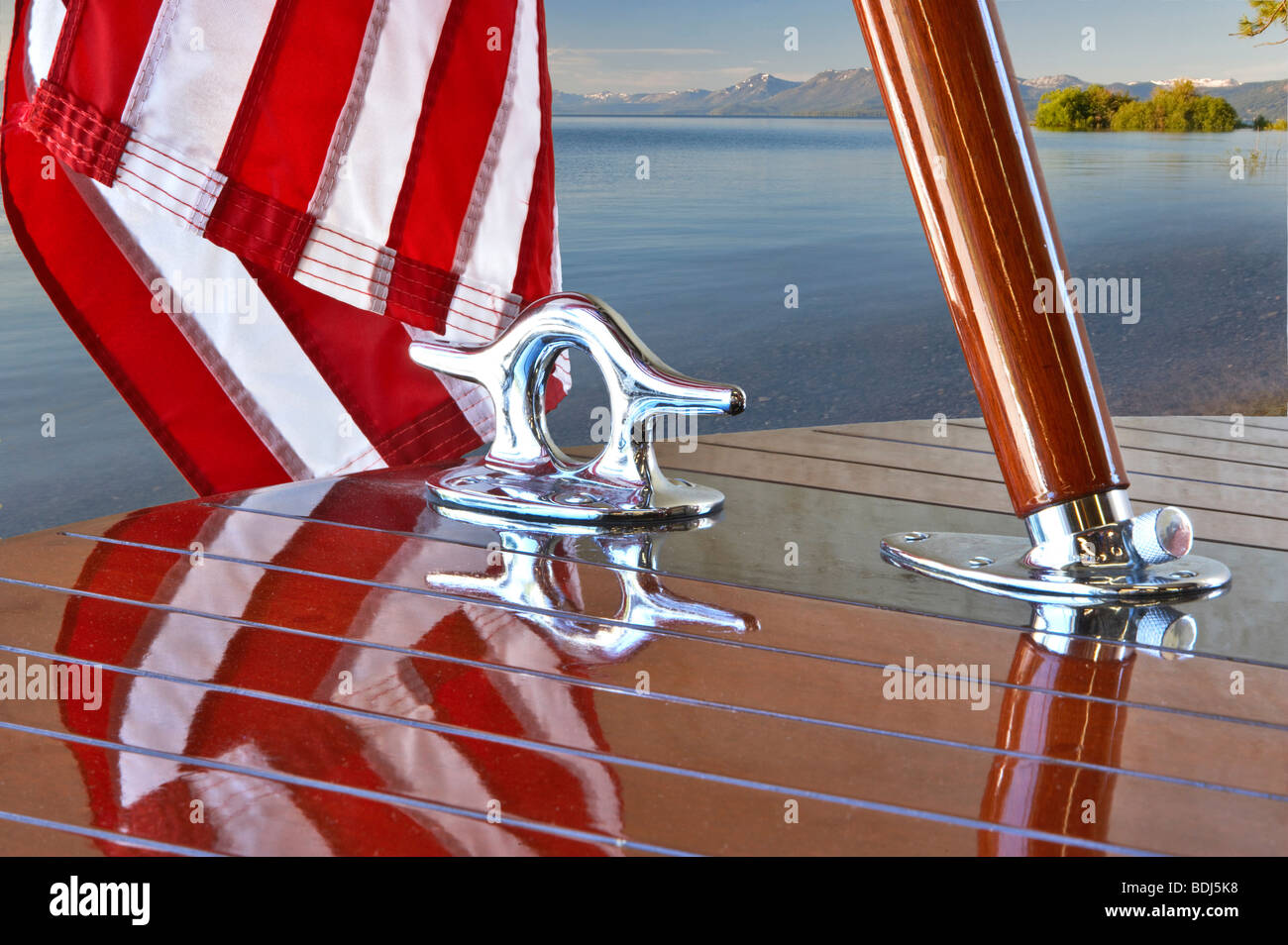 Bandera Americana y accesorios de cromo en Hacker barco de madera artesanales. Lake Tahoe. California Foto de stock