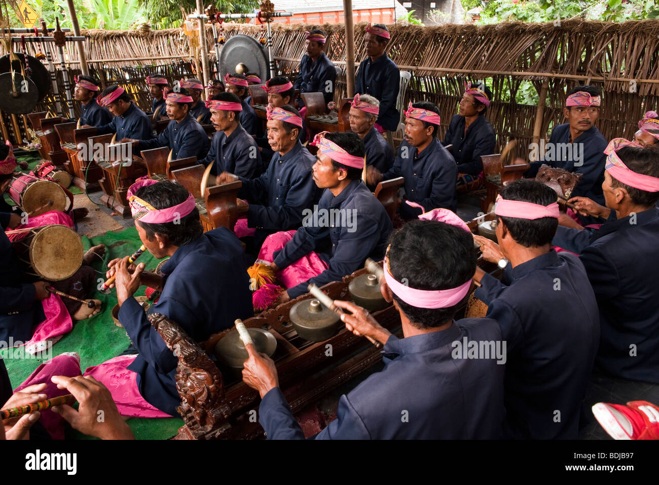 Indonesia, Bali Tirta Gangga, orquesta gamelan en templo local ceremonia fúnebre Foto de stock