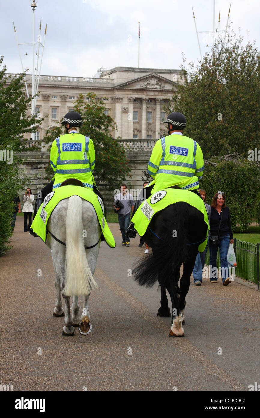 La Policía Metropolitana montada en St James Park, Londres, Inglaterra, Reino Unido. Foto de stock