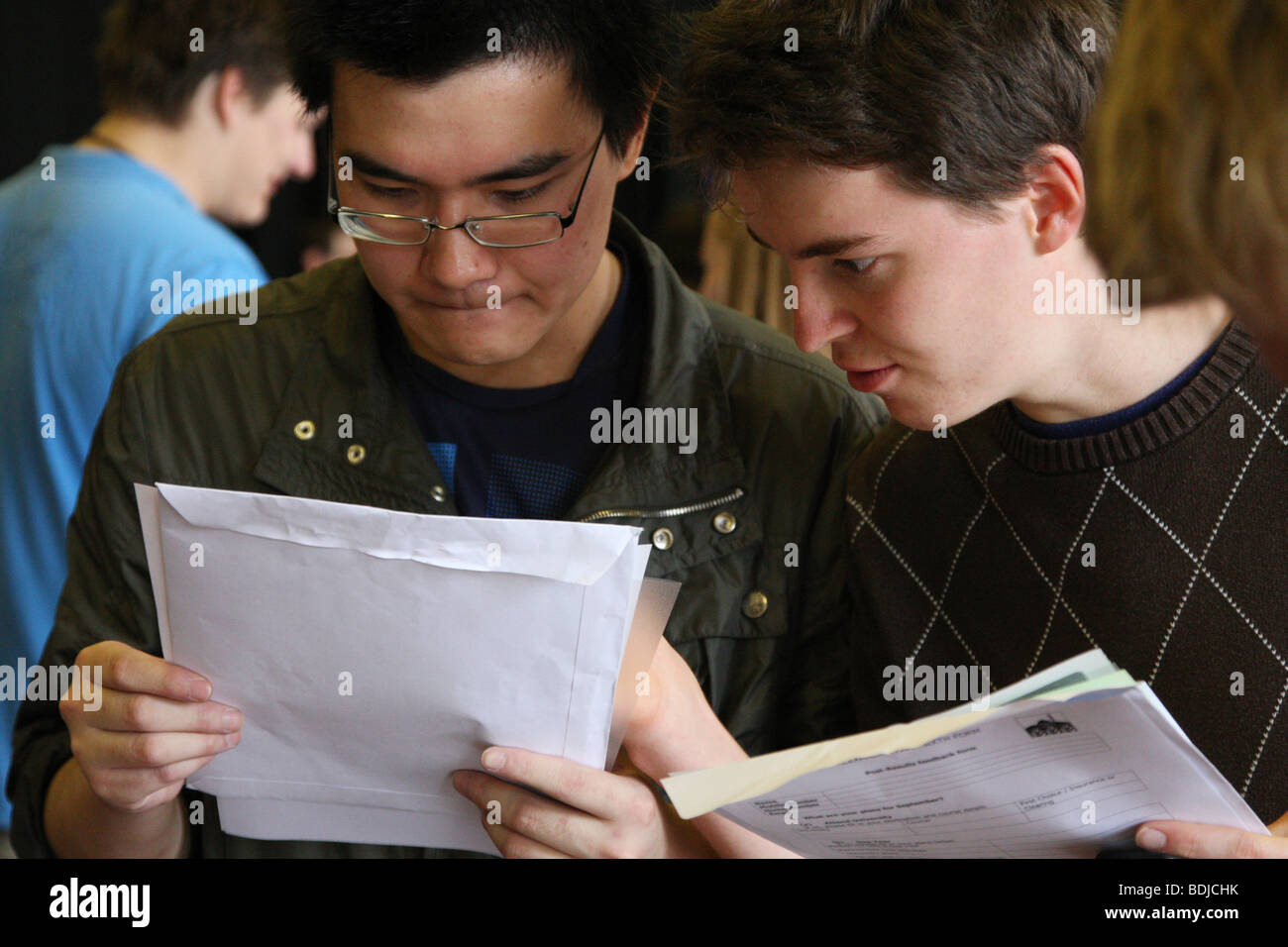Los Estudiantes Reciben Sus Resultados De Examenes Gsce Fotografia De Stock Alamy