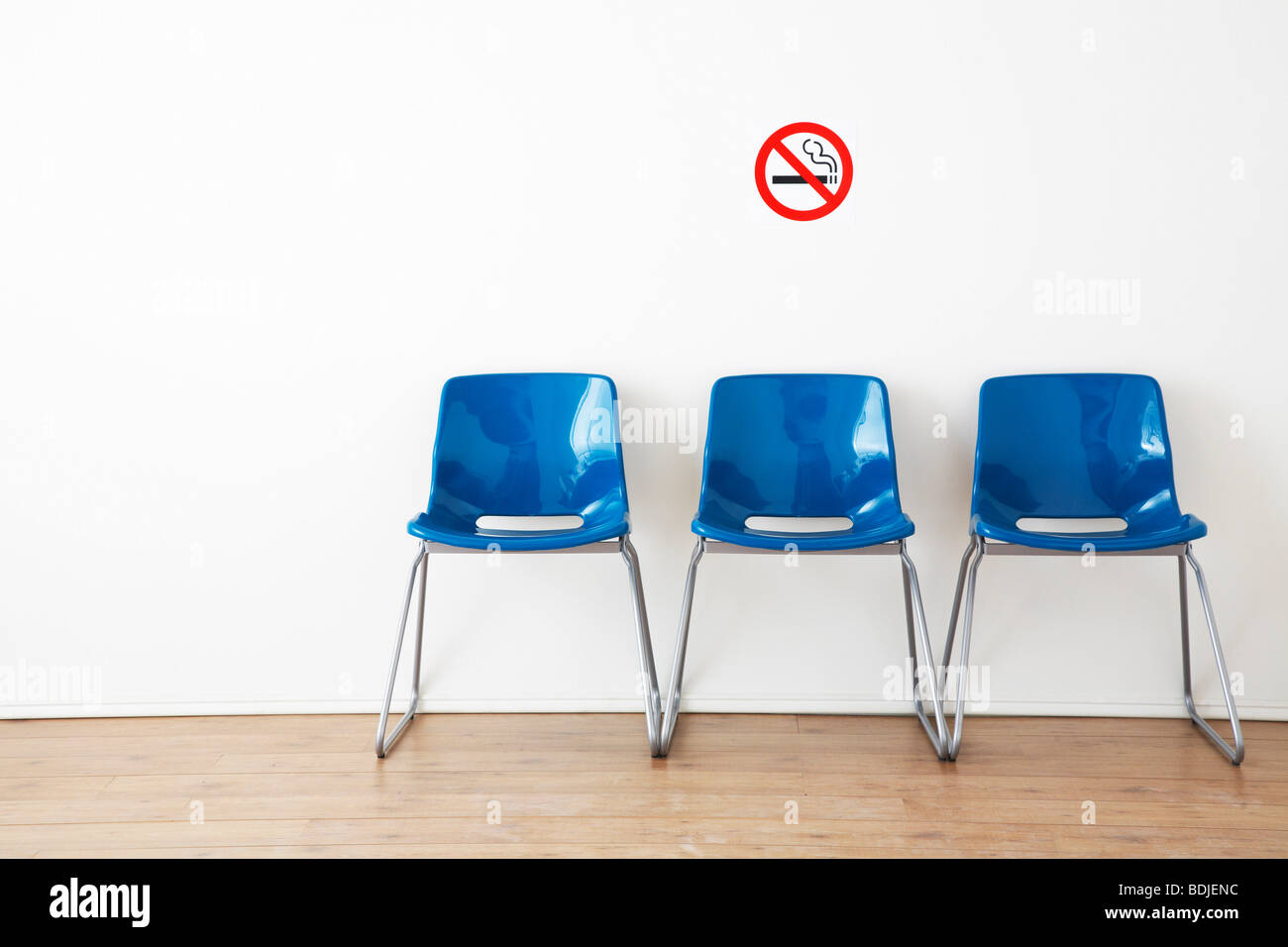 Fila de sillas azules en la sala de espera Fotografía de stock - Alamy