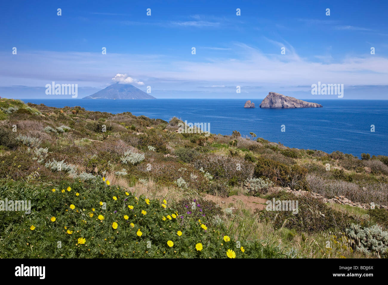 Panarea con Stromboli en el fondo, las Islas Eolias, en Sicilia, Italia Foto de stock