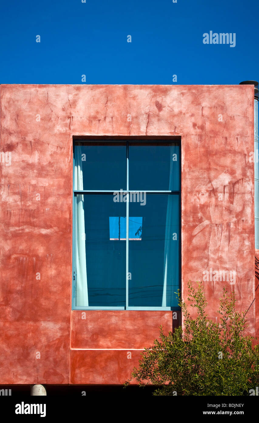 La fachada roja de una casa posmoderna en Berkeley, CA. Foto de stock