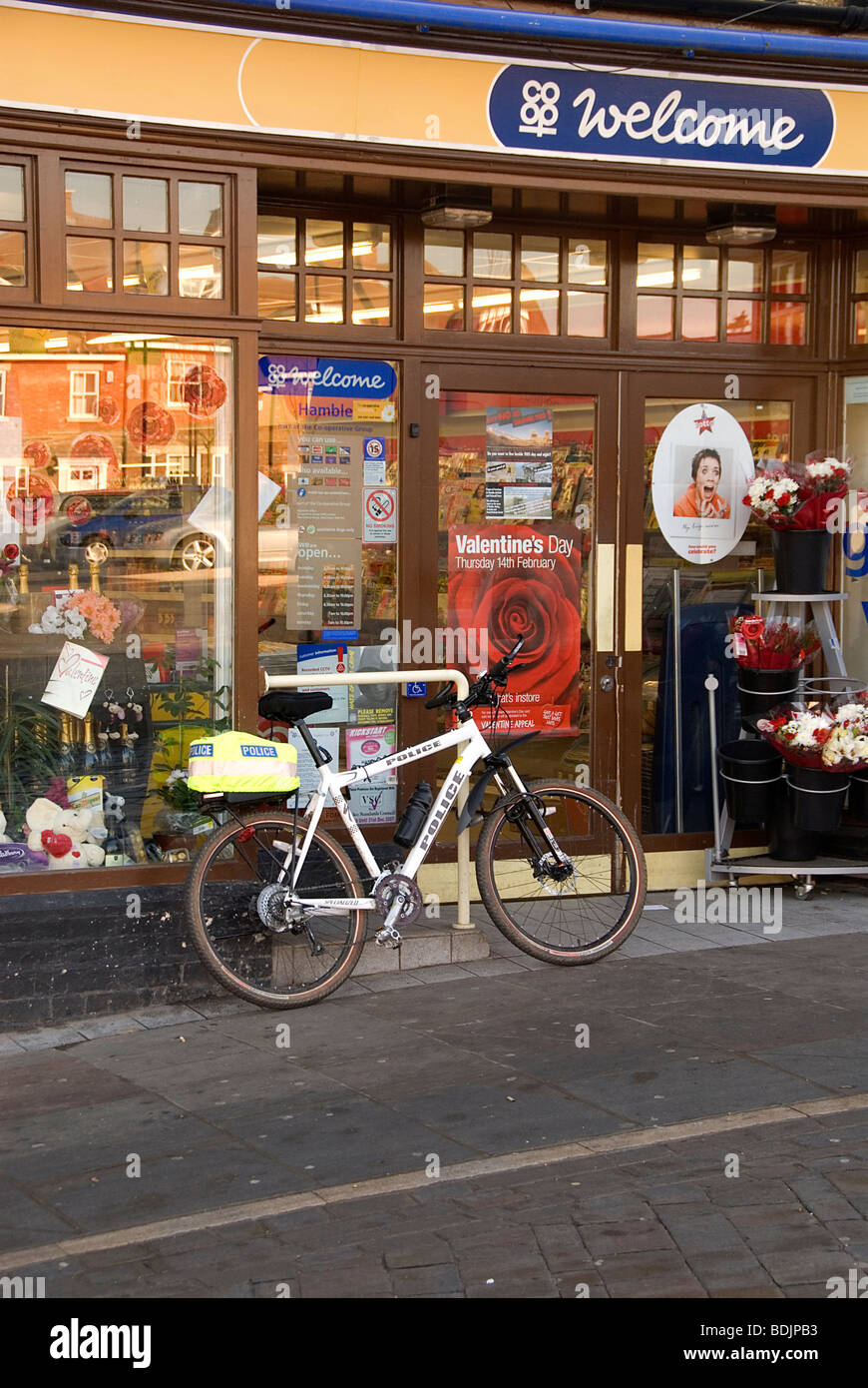 La policía estacionado fuera de una tienda de bicicletas Foto de stock