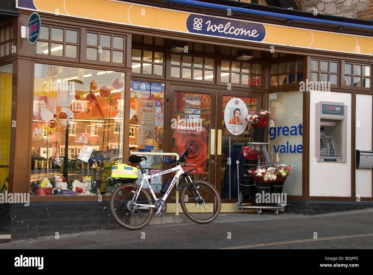 La policía estacionado fuera de una tienda de bicicletas Foto de stock