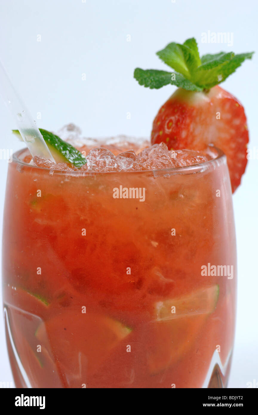 Eristoff vodka strawberry cóctel de frutas Fotografía de stock - Alamy