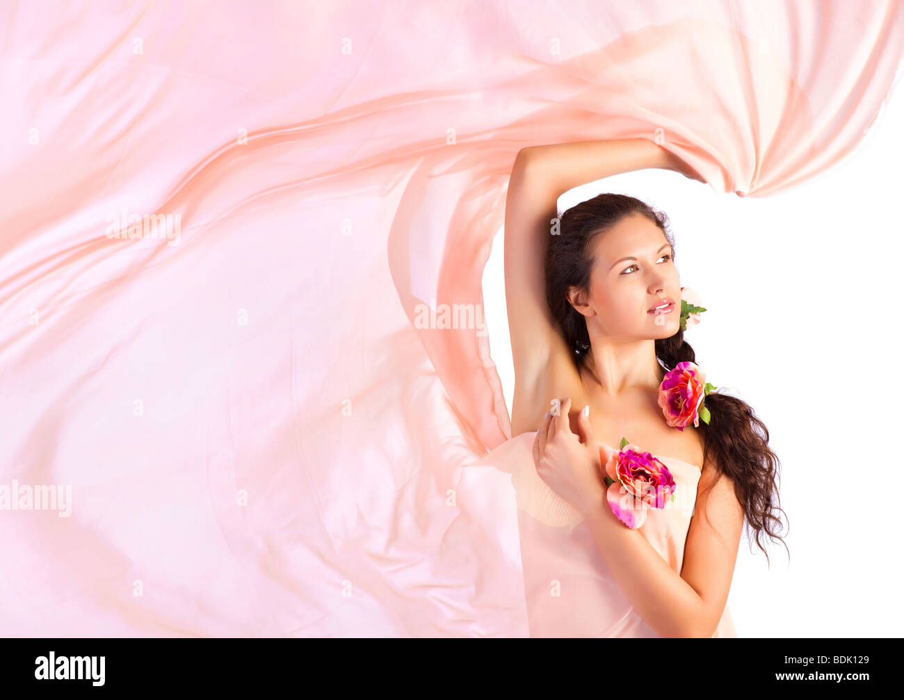 Mujer joven con tejido de color rosa. Aislado en blanco. Foto de stock