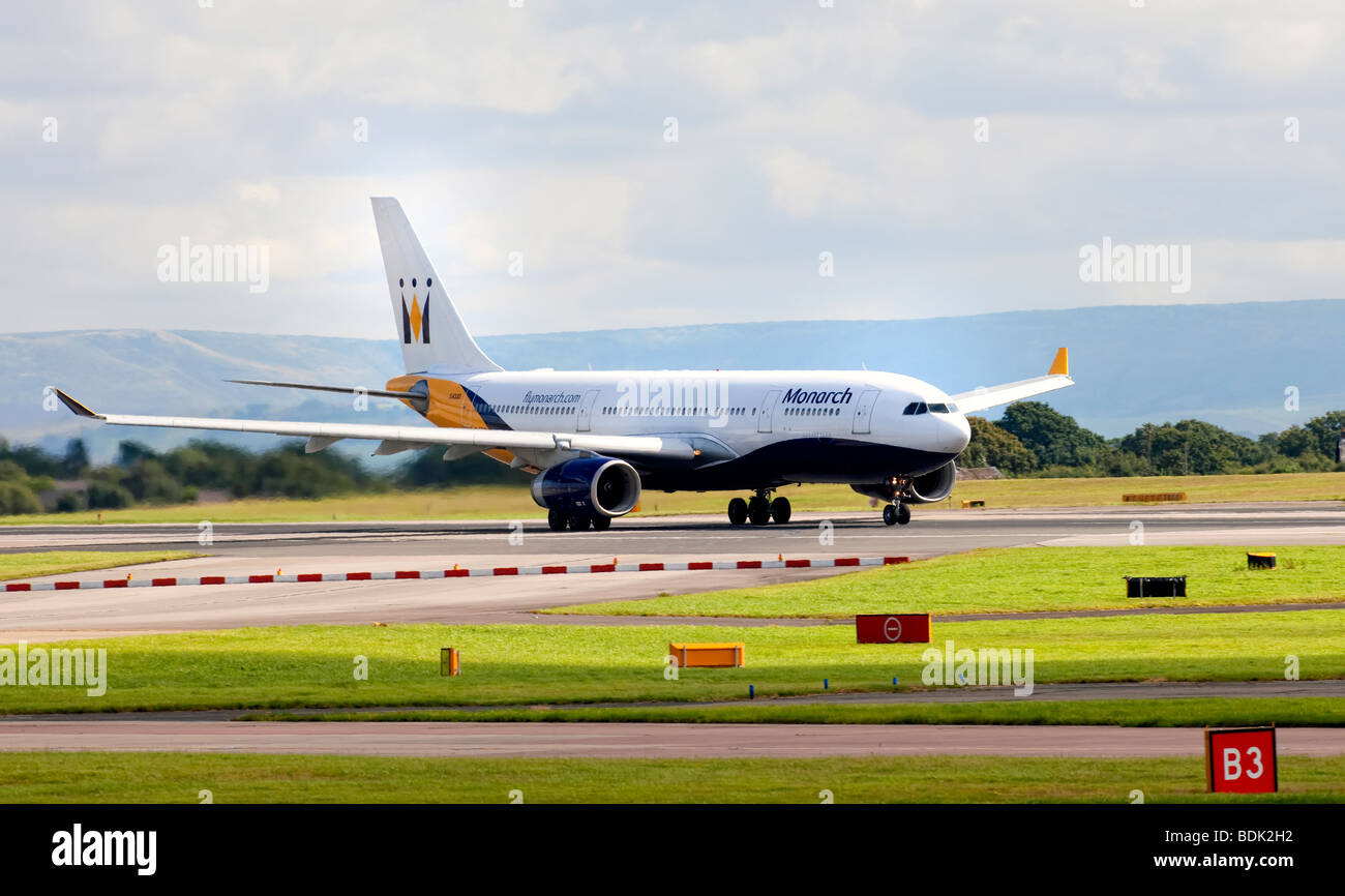 Monarch Airlines Airbus A330 se prepara para despegar del aeropuerto de Manchester Foto de stock