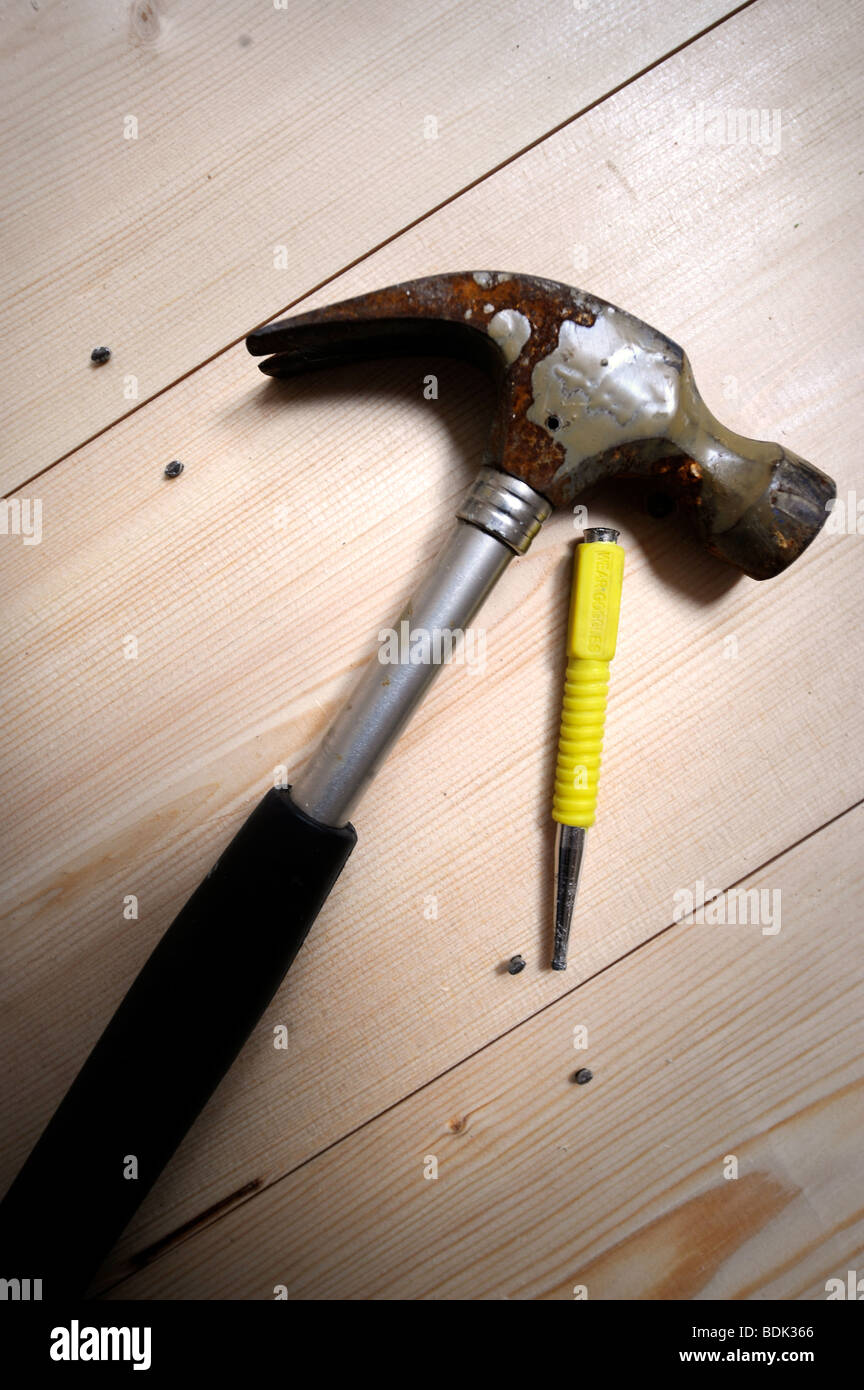 Un martillo y un punzón para introducir clavos en casa sin marcar suelos de  madera tablones Fotografía de stock - Alamy