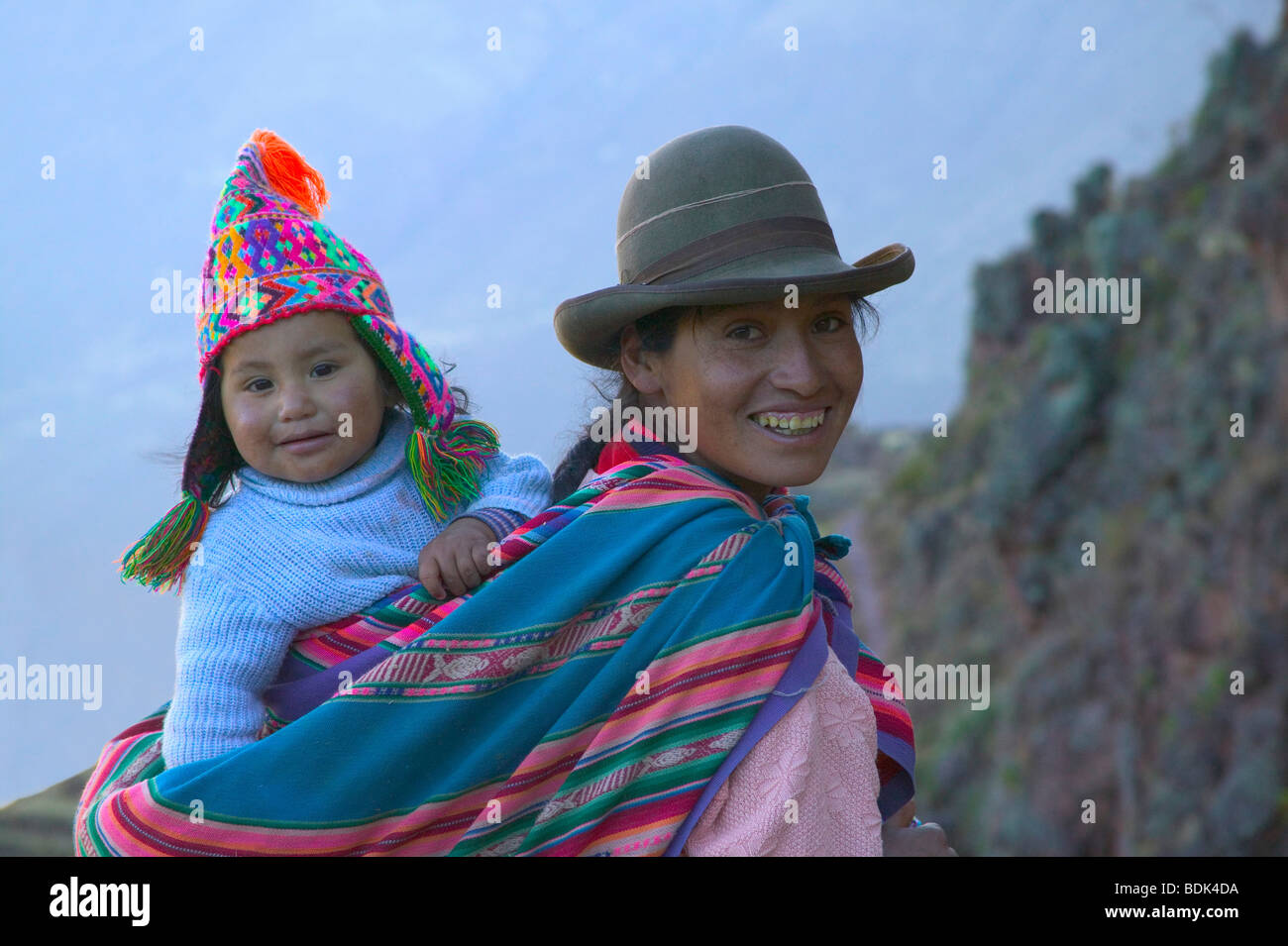 Mujer india transportaba niños, Valle Sagrado, Cusco, Perú Foto de stock