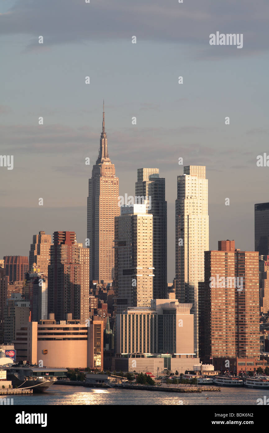 El Empire State Building y cerrar NY skyline al atardecer Foto de stock