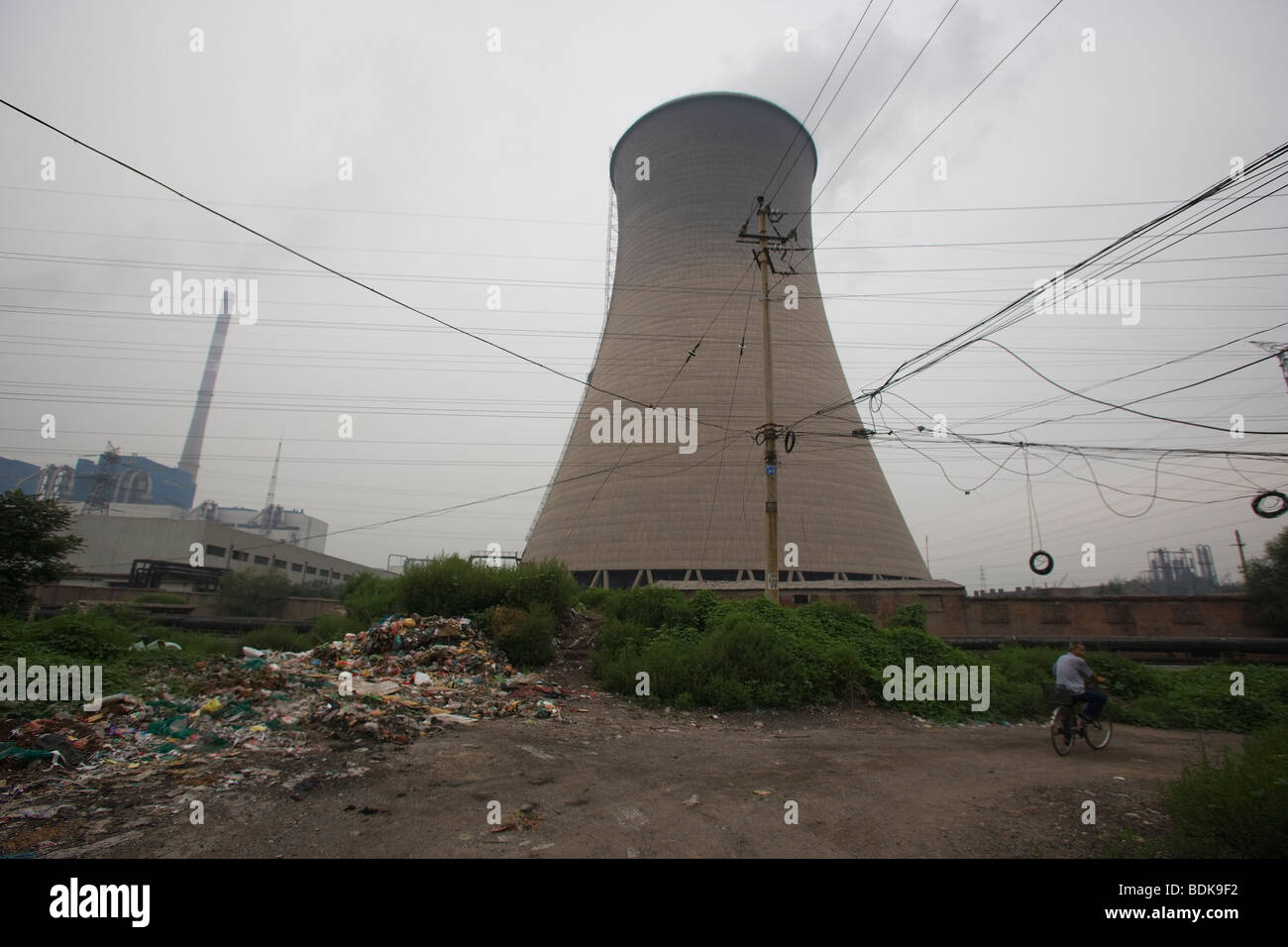 TAIYUAN, provincia de Shanxi, China, agosto de 2007: torre de enfriamiento de una central eléctrica en el centro de la ciudad. Foto de stock