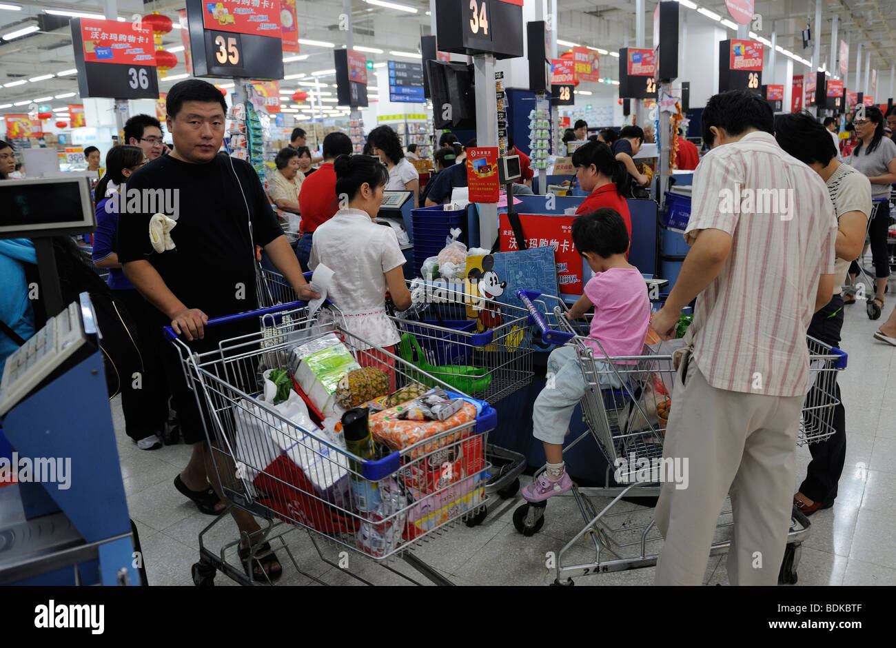 Clientes en la caja del supermercado Wal-Mart en Beijing, China. 2009 Foto de stock