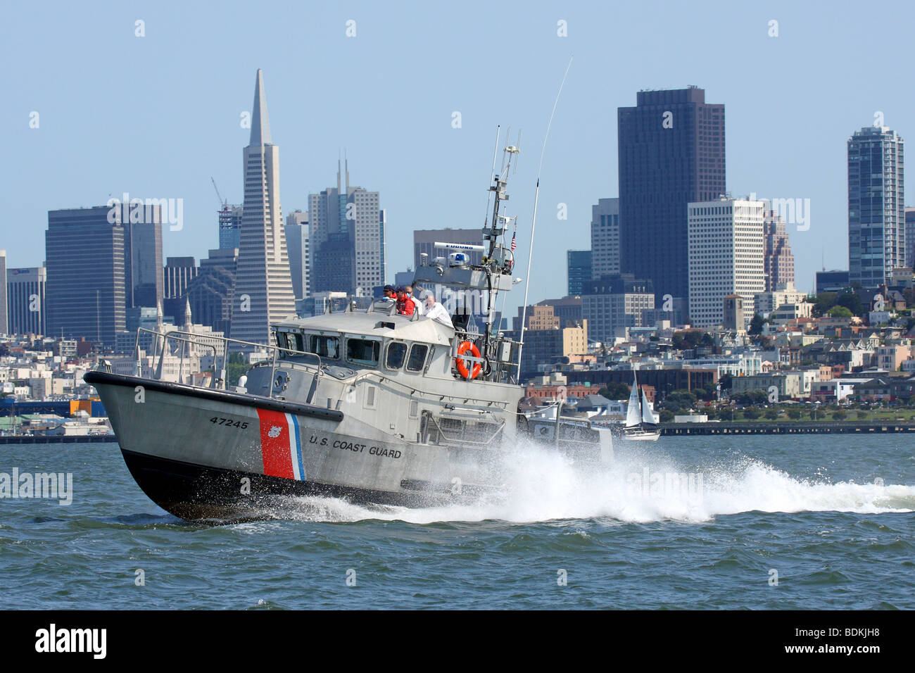 USCG 47 pies salvavidas motor basado en la estación Golden Gate busca en las aguas de la Bahía de San Francisco para una persona PIW (en agua). Foto de stock