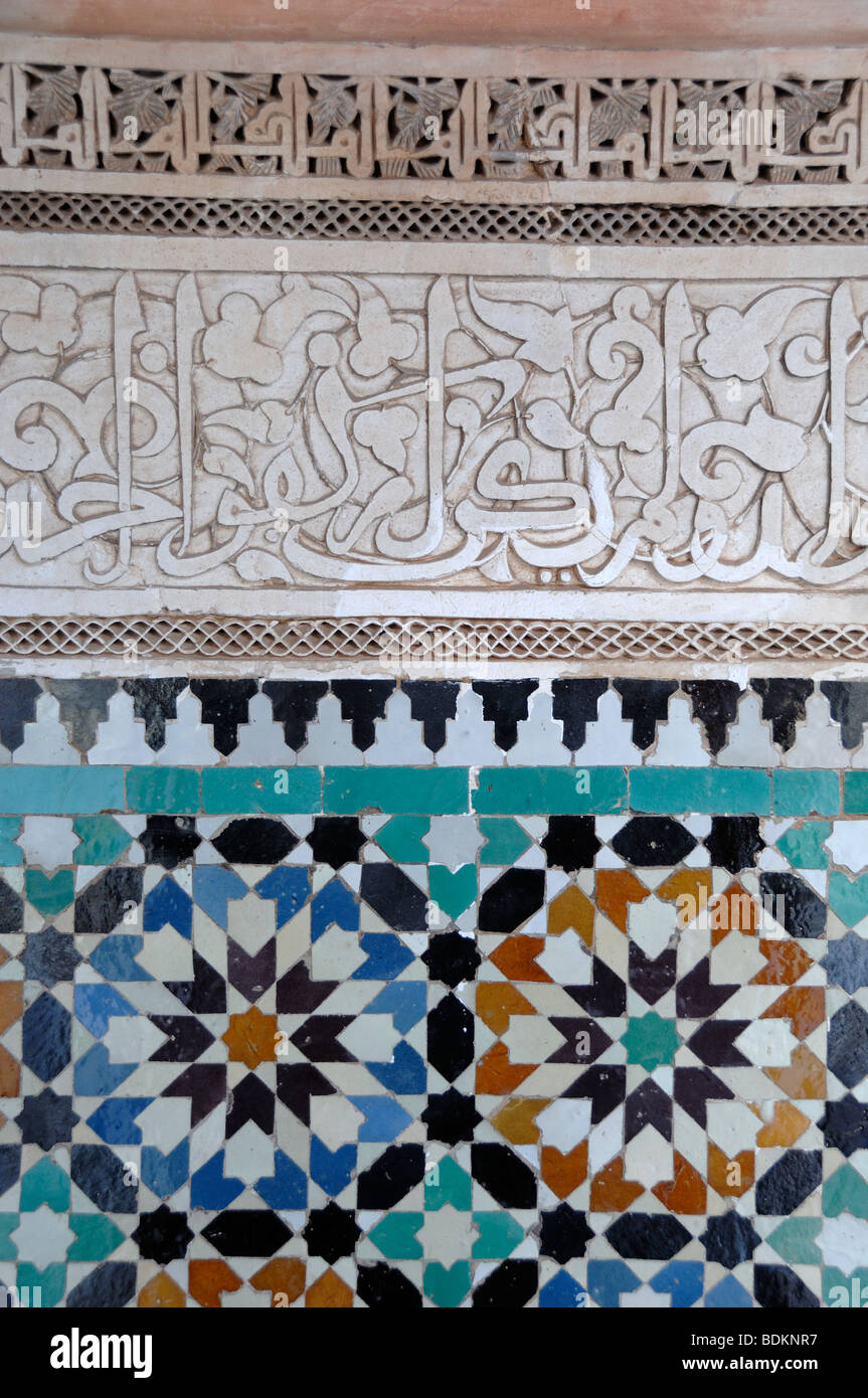 El Alfabeto Árabe y baldosas o azulejos decorativos trabaja en el Ali Ben Youssef Medersa (c14th) Marrakech, Marruecos Foto de stock
