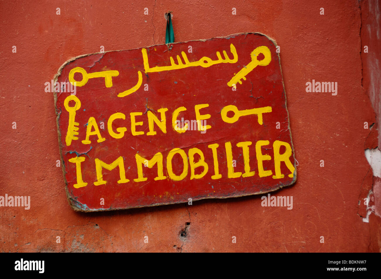 Real Estate Agent Sign Marrakech Marruecos Foto de stock