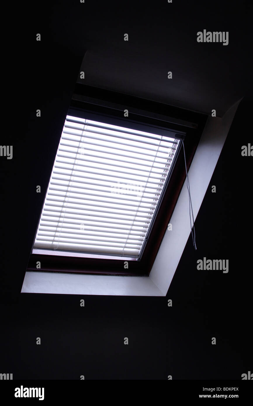 Claraboya ventana en la habitación ático persiana Fotografía de stock - Alamy