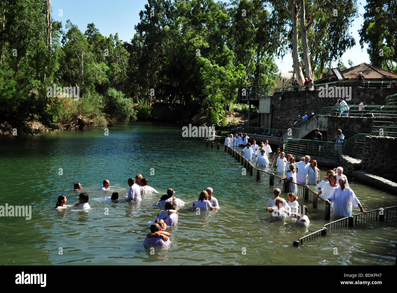 Sitio bautismal Yardenit en la orilla del río Jordán. Bautismo de  peregrinos cristianos en Yardenit, Israel Fotografía de stock - Alamy