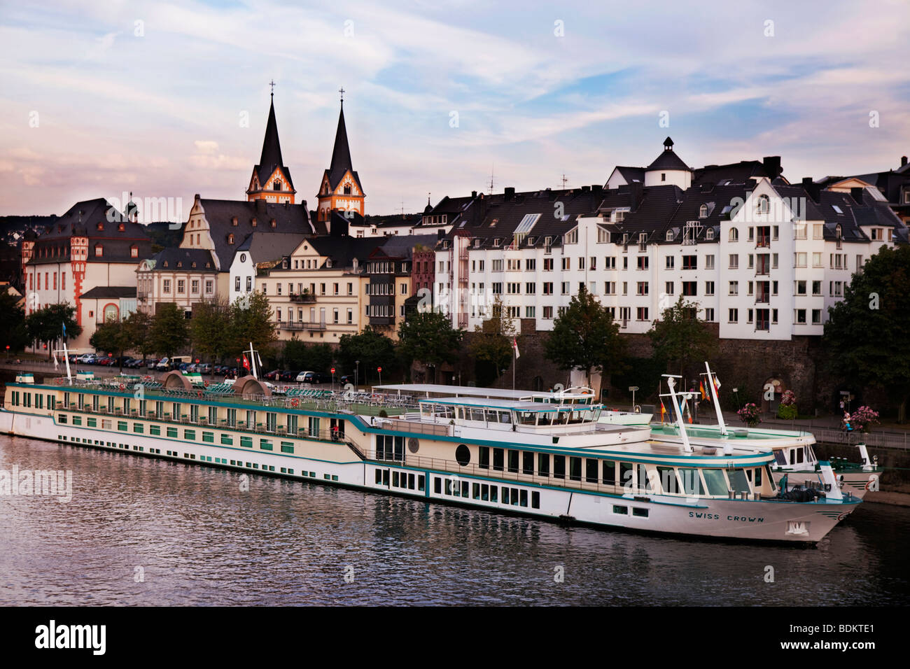 Koblenz, Renania-Palatinado, Alemania. Vista de la costanera los edificios hacia el río Rhein y crucero por el río barco Foto de stock