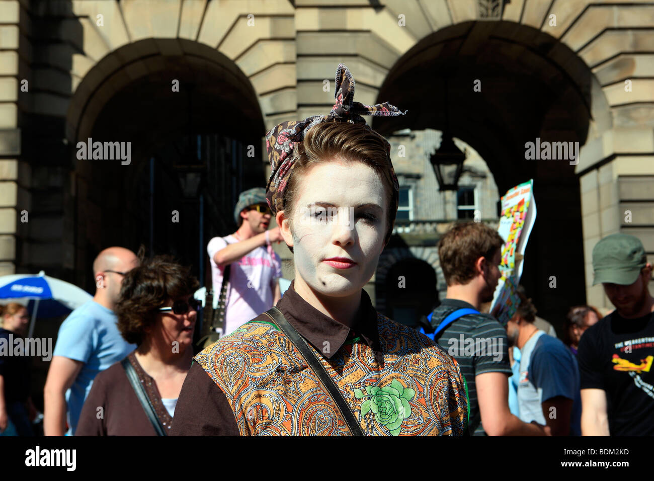 Promoción de ejecutante de un espectáculo en el Royal Mile en el Fringe Festival de Edimburgo Foto de stock