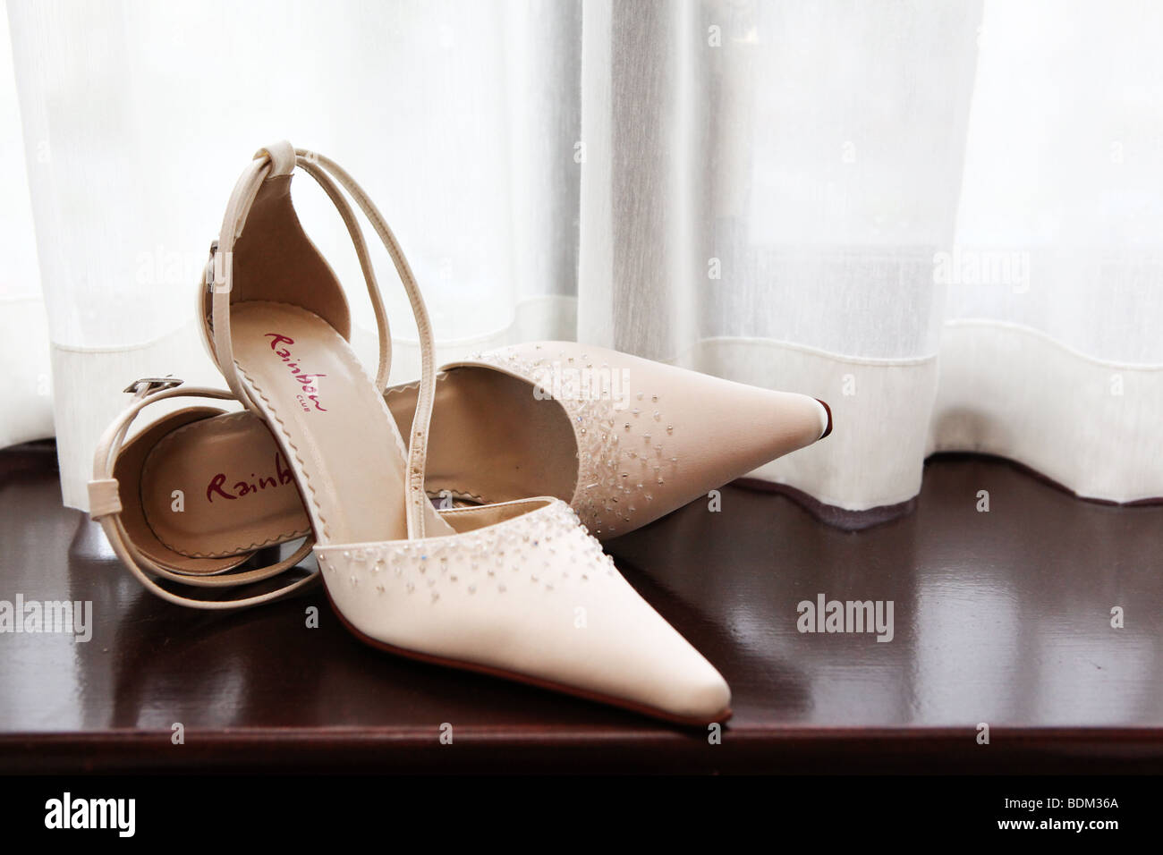 Novias caro tacos altos zapatos de boda en la mañana del día de la boda UK  Fotografía de stock - Alamy